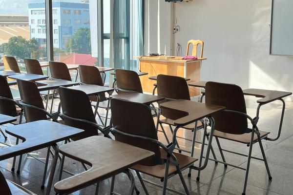 Sillas con mesas en un aula