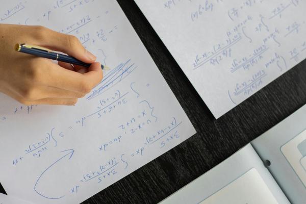 Libro con folios escrito por una mano